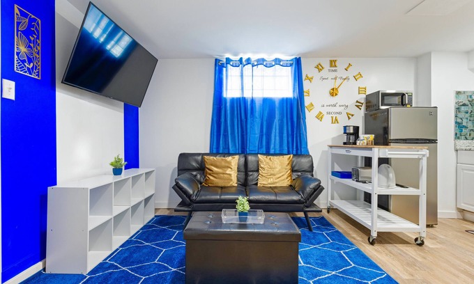 Old Brooklyn House | Sapphire Haven: Charm & Cozy 1BR Private Basement Retreat | Laundry & Safe Location 8 Min To Airport