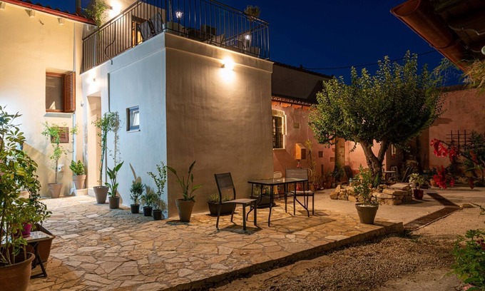 Vamvakopoulo House | Sappho 3-bedroom House