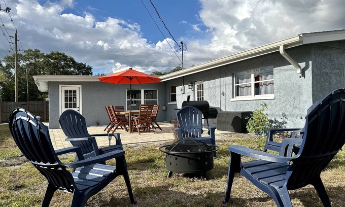 South Sarasota House | Sarasota Pet friendly family Vacation near Siesta Key beach - private backyard