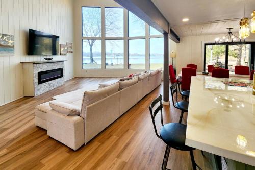 Little Canada House | Sauna and Dock Castle House on Private Beach!
