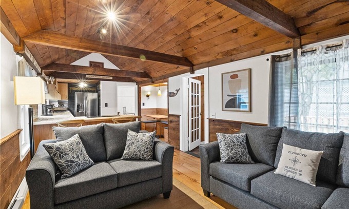 Plymouth House | Save 10% on Fall Stays - Book by Nov 21!
