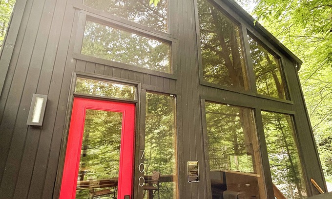 Stanton Cabin | Scandanavian Cabin-Hot Tub-EV Charger-Fire Pit-Close to All RRG Action