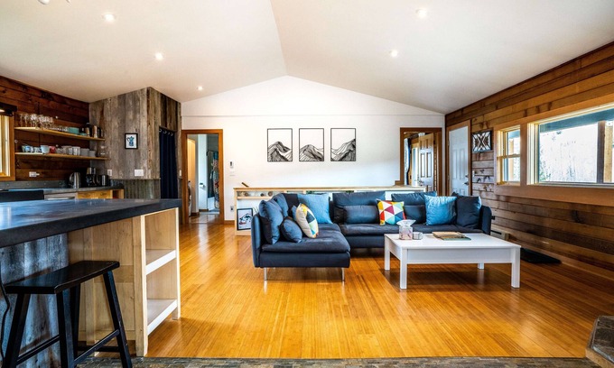 Victor House | Scenic 4 Bedroom Mountain Home with AC+Fenced Yard