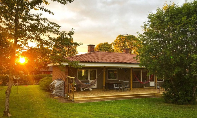 Varnhem House | Scenic accommodation in well-equipped villa with lake view | SE08047
