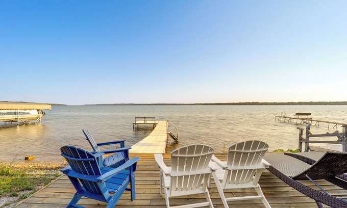 Central Lake Cottage | Scenic Cottage w/Private Dock on Torch Lake