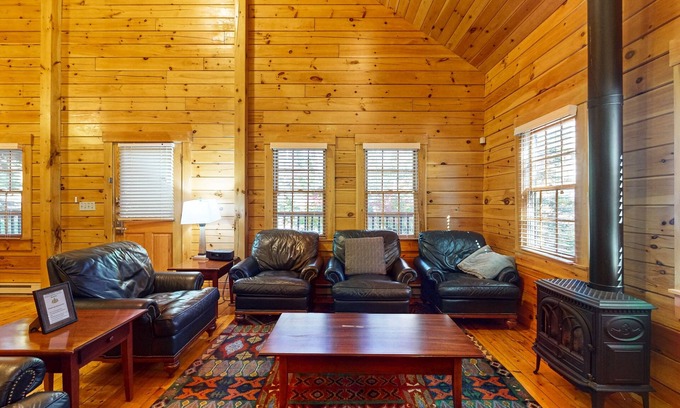 Northport Cabin | Scenic dog-friendly cabin with kitchen, AC, firepit, WiFi & nearby hiking