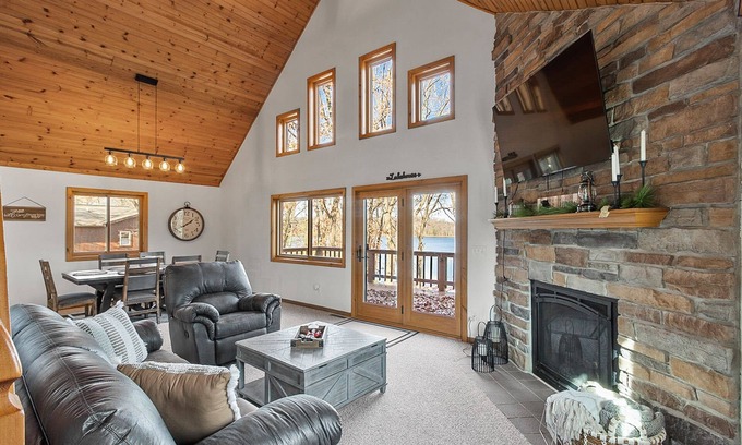 Oxford Cabin | Scenic Lake Views & Adventure Near the Dells