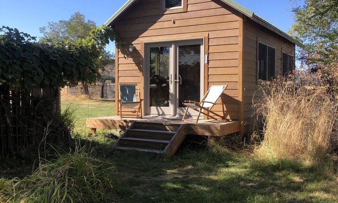 Maupin Cabin | Scenic Maupin Tiny House - 12 miles from Deschutes River