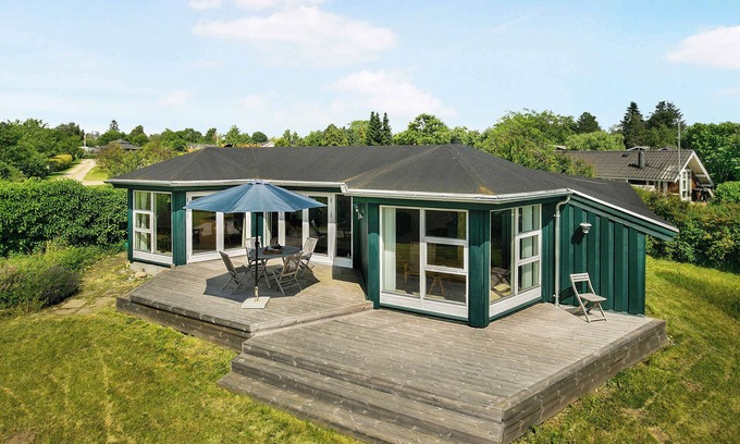 Kirke Hyllinge House | Scenic summer house near quiet lapping waves