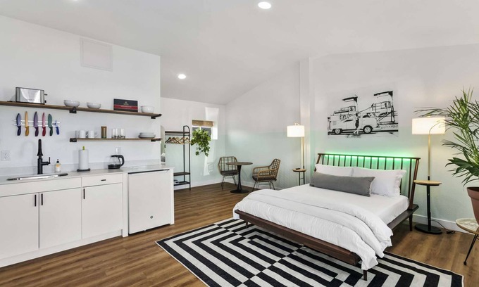 Silk Stocking Neighborhood Apartment | SCH15 · Pohaku Paea Studio suite.nui