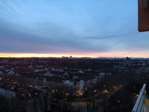 Munchner Freiheit Apartment | Schwabing-Studio great sunset view & balcony