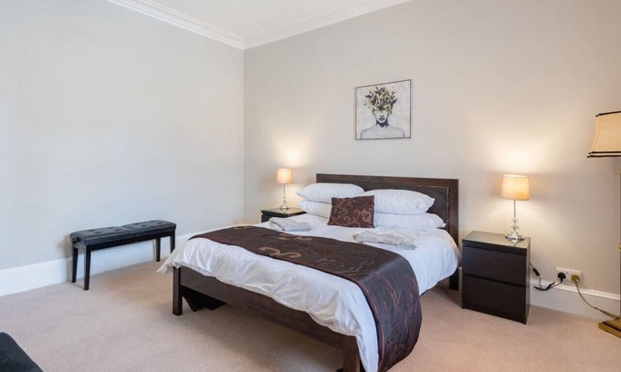 Forfar House | Scotston Villa - 5 bedroom house with large private back garden & hot tub