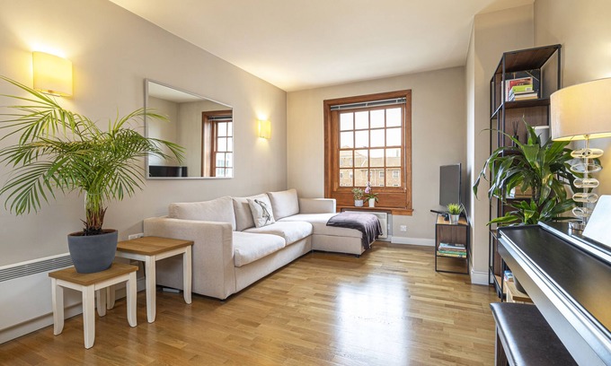 West Hill Apartment | Scott's Avenue by UnderTheDoormat