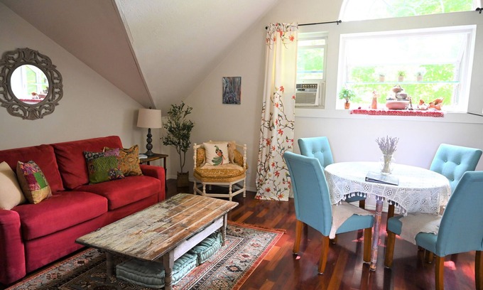 Caroline Apartment | Scottland Yard Farm- Peacock's Perch