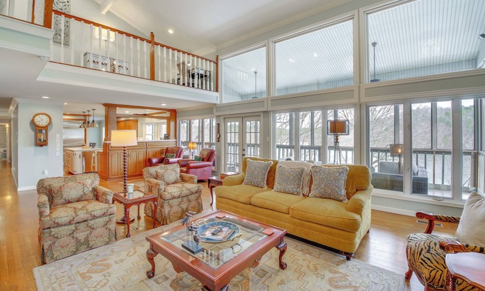 Lake Catherine Villa | Screened-In Porch w/Views: Hot Springs Getaway!