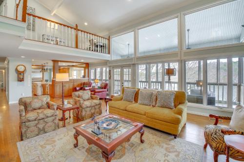 Jones Mills Villa | Screened-In Porch with Views Hot Springs Getaway!