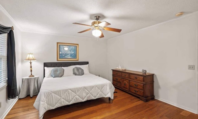 Columbia House | Screened Porch, King, 3 TVs, Ft. Jackson = 5 Mins