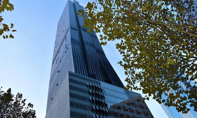 Docklands Apartment | Sea & City-view High Rise QB Apt w/WiFi, Pool, Gym near Tram, Bus, SkyBus, Train