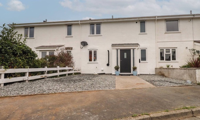 Edern Cottage | SEA CLIFF, pet friendly, with hot tub in Morfa Nefyn