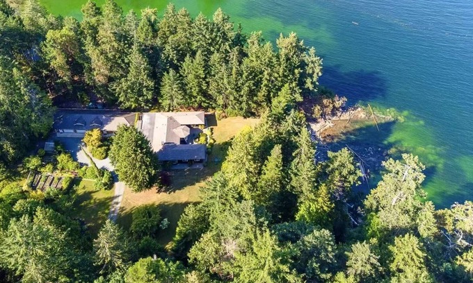 Regional District of Nanaimo House | Sea La Vie Rare & Peaceful Hidden Gem Shore House