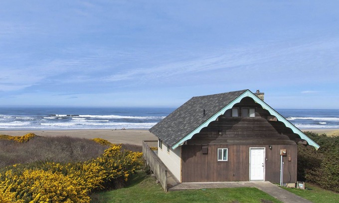 Bandon House | Sea Stacks: Ocean front deck with great views and beach access