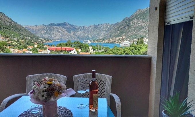 Skaljari Apartment | Sea view apartment in Kotor ! Apartment Popica
