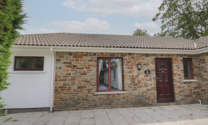 Saint Clears Cottage | SEA VIEW, pet friendly, character holiday cottage in St Clears