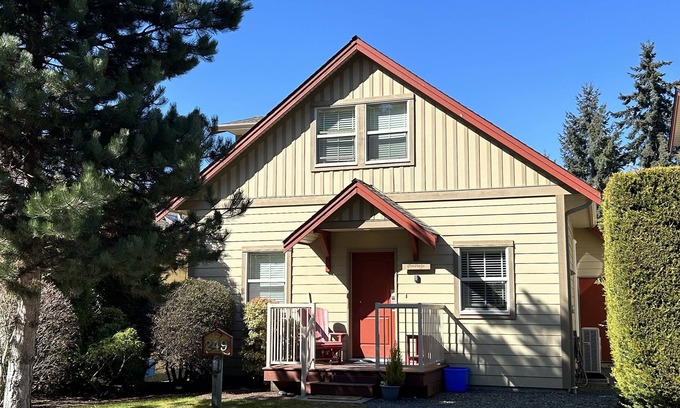 Regional District of Nanaimo Cottage | Seabreeze Cottage - Perfect holiday retreat!