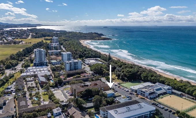Coffs Harbour Apartment | Seabreeze - Macauley's - Retro beach vibes in beachside location