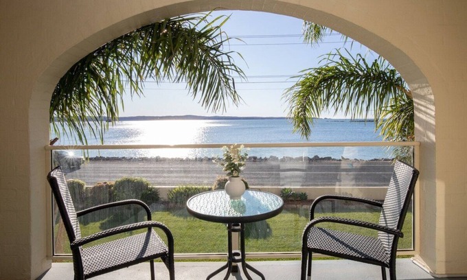 Batehaven Apartment | Seafront Getaway Studio, Great Location with Pool