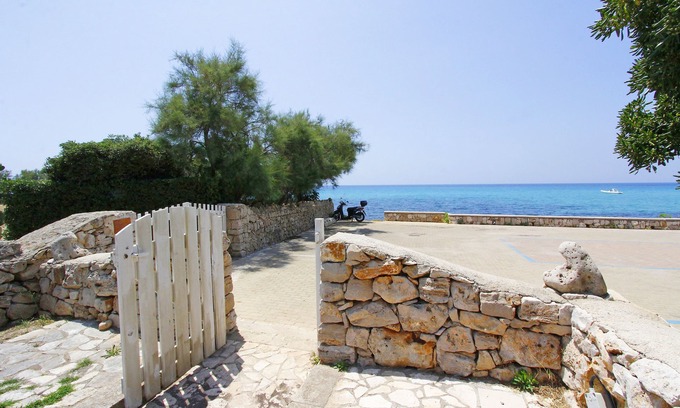 Marina di Felloniche House | Seafront villa in Felloniche