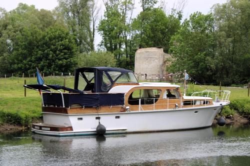 Eaucourt-sur-Somme Boat Rental | SEALOV Hébergements insolites- linge, ménage et vélos inclus