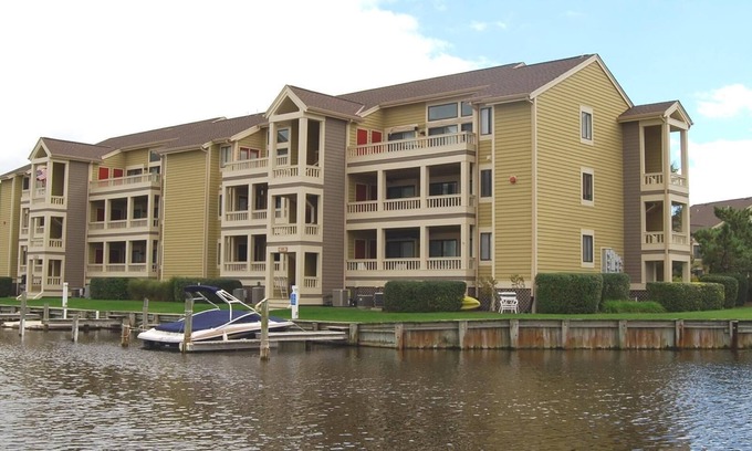 Heron Harbour Isle Condo | Seascape-Heron Harbour 202-3-Baywater 120th St, Pool, W/D, AC