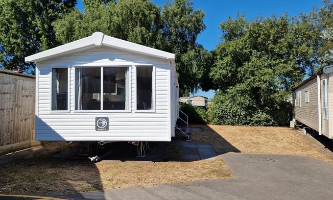 Hamworthy Ski Chalet | Seaside 8-Person Caravan at Rockley Park