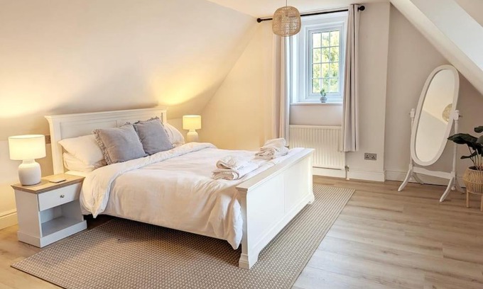 Bacton House | Seaside Cottage, 8min walk to beach. Dog friendly.