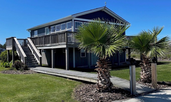 Davis House | Seaside Cottage with waterview, boat access & above ground pool!