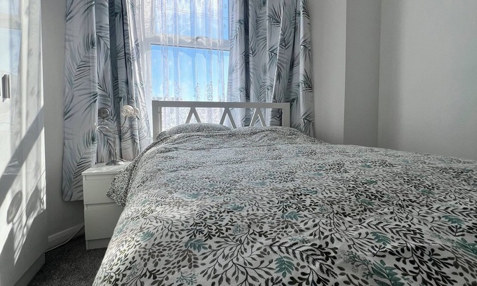 Southend-on-Sea House | Seaside Escape – 4 Mins to the Beach, Cosy for Families & Big Groups!