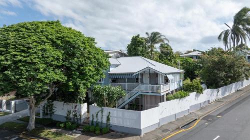 Wynnum House | SEASIDE HAVEN Luxe Four BR Oasis with Plunge Pool
