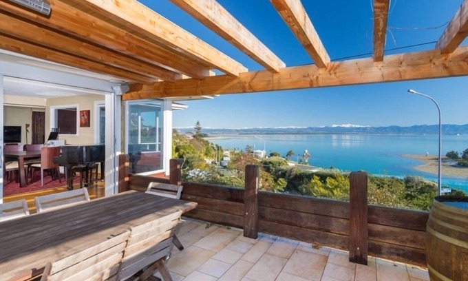 Britannia Heights House | Seaside Manor - Harbour Views, Nelson Waterfront!