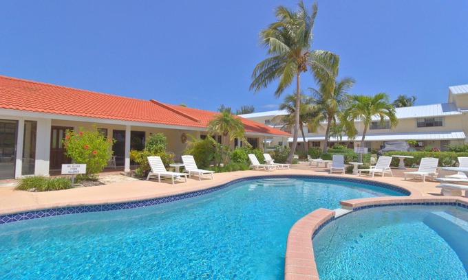 Bahamas Terrace Villa | Seaside/Poolside villa 3 min walk to beach