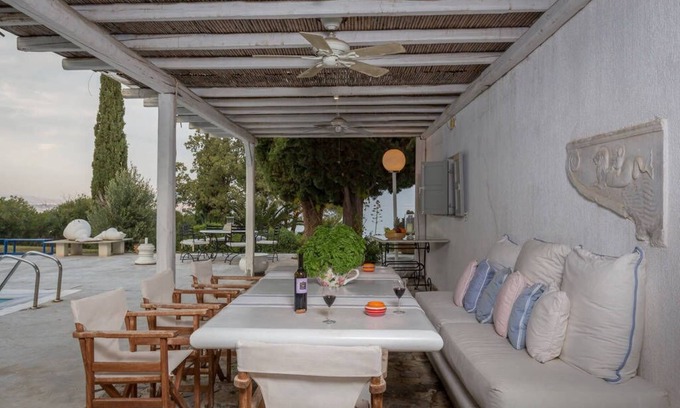 Chalcis House | Seaside Residences near Athens with pool, basket & tennis court