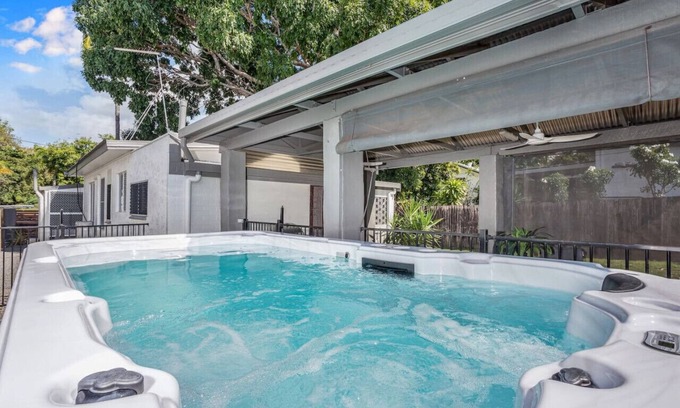 Machans Beach House | Seaside Serenity: Modern Cottage with Spa