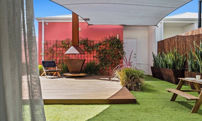 Halls Head House | Seaside Stay | 3BR | Fire Pit | opposite Cafe | Sleeps 8 | dog friendly | beach
