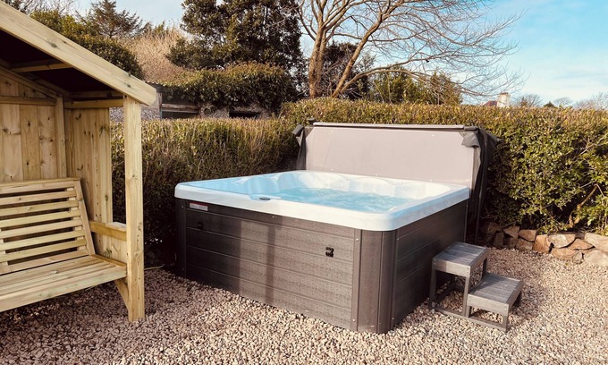 Mynytho House | Seaside stone cottage with hot tub - Ty Fin Cottage