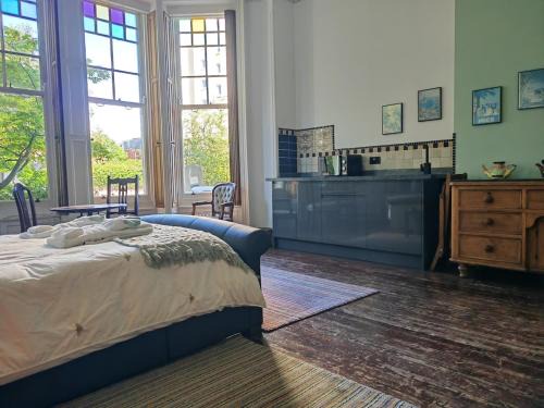 Meads Apartment | Seaside studio for business or holiday travellers