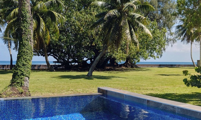 Arue Villa | Seaside villa with swimming pool in a large garden