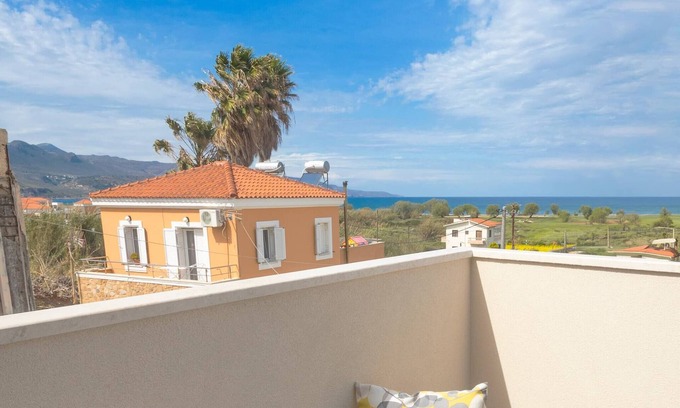 Darmarochori House | SeaStone House for relaxation, 4min walk to beach!