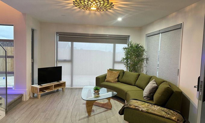 Hillsborough House | Seaviews central with Airport Proximity"