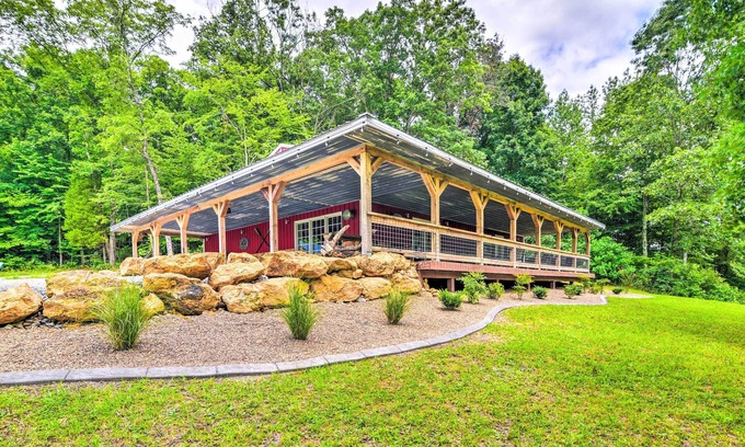Jetson Cabin | Secluded Brownsville Cabin w/Deck & Fire Pit