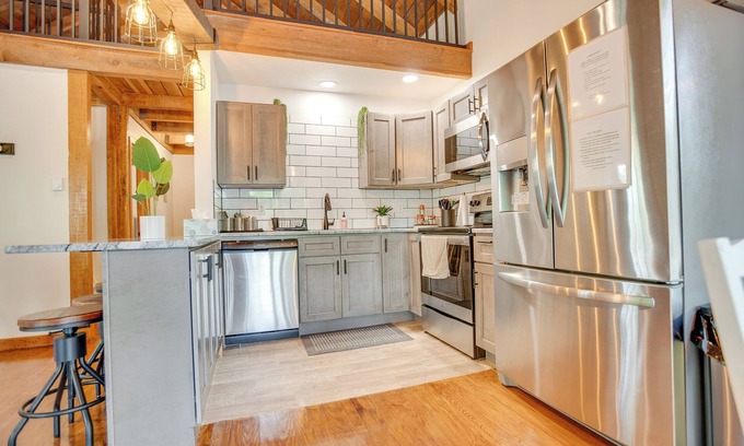 Warfordsburg Cabin | Secluded Cabin in the Woods with Hot Tub & Large Deck